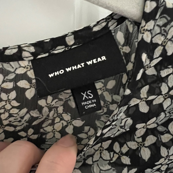 Who What Wear black and white floral layered 3/4 flutter sleeve dress - Picture 2 of 3